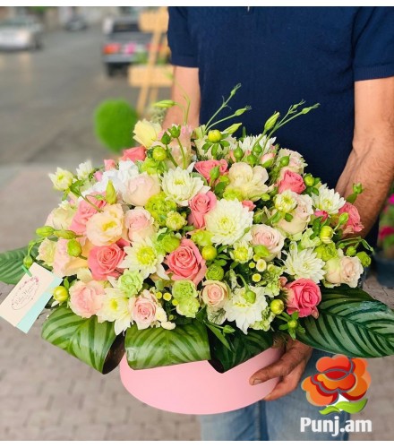 Վարդերով և լիզիանտուսներով տուփ